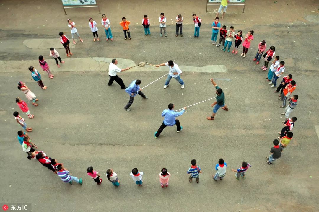 瀛︽牎闂ㄥ彛鍑虹殑浜嬫晠,瀛︽牎閲岀殑鎮插墽