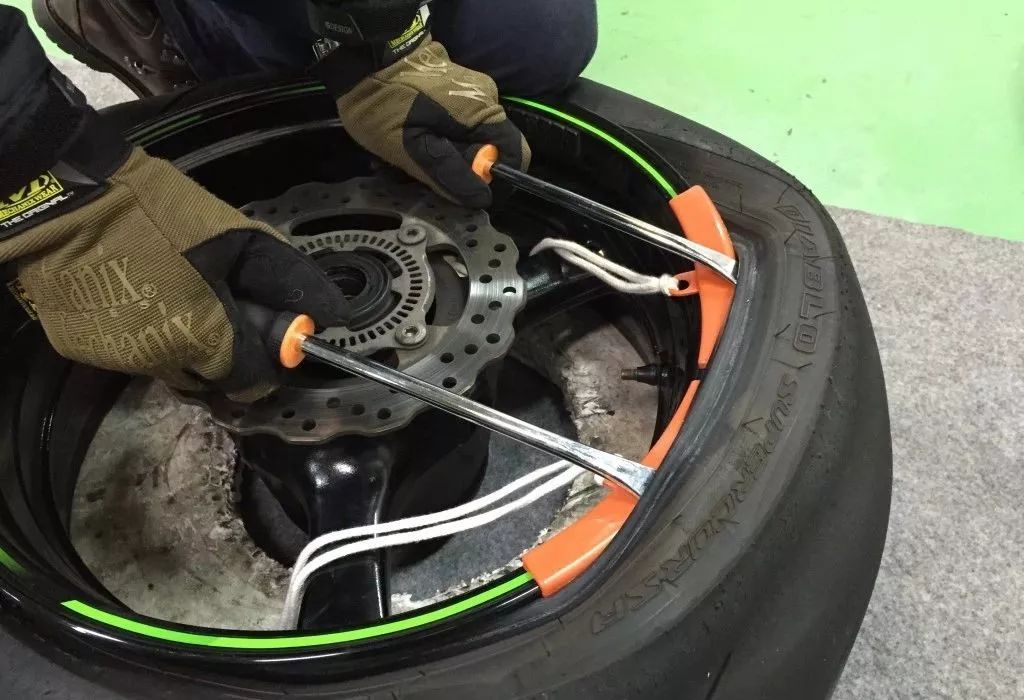 手把手教你换汽车轮胎,30秒教会你正确换轮胎步骤详解