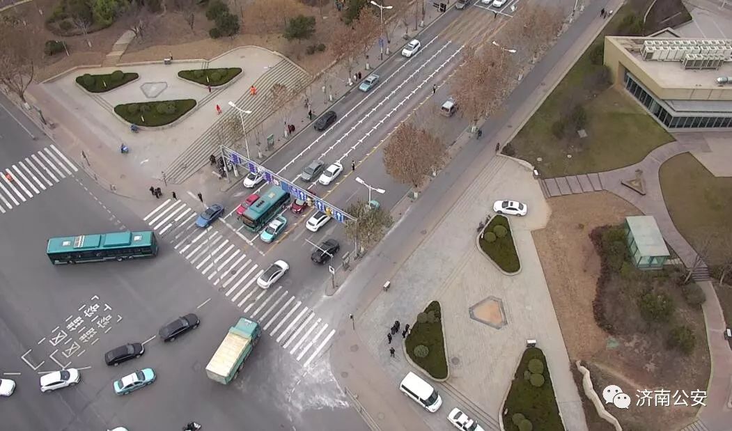 济南又创了个全国第一:舜华路南口现“魔法”车道:三排车道变六排