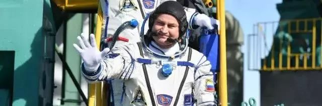 20年烟民咽喉发黑，瑞士专业医师推荐！一喷杀菌99.9%，止咳清痰排烟毒