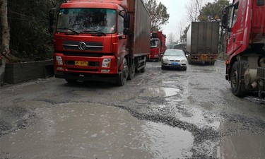 锁芯被东西堵了怎样才能开锁,智能门锁被锁屋里紧急开锁办法