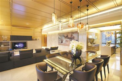 装裱一幅“花开富贵”盼“天蓬值岁兆丰年”