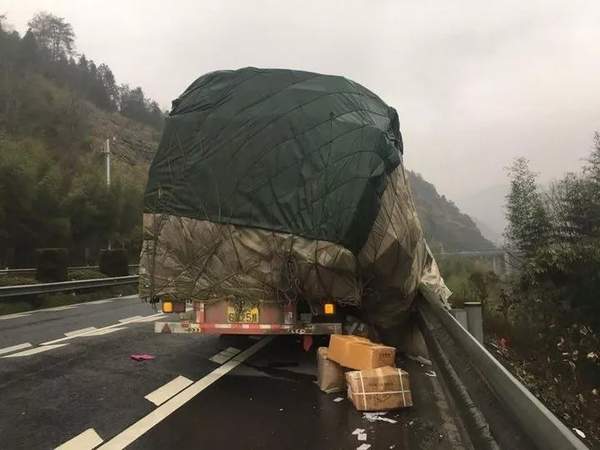 满地Luna洗脸仪!浙江高速这起车祸,女同胞们看完心痛到哭!