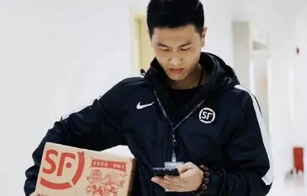 李宁跟nike联名鞋,德邦和李宁联名出运动服