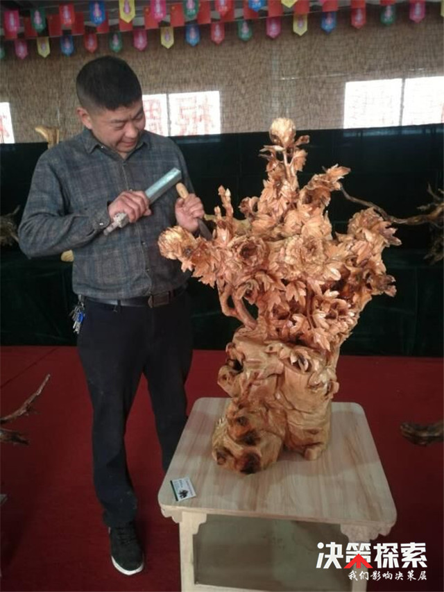 根雕匠人一双巧手化腐朽为神奇,根雕手艺人变废为宝