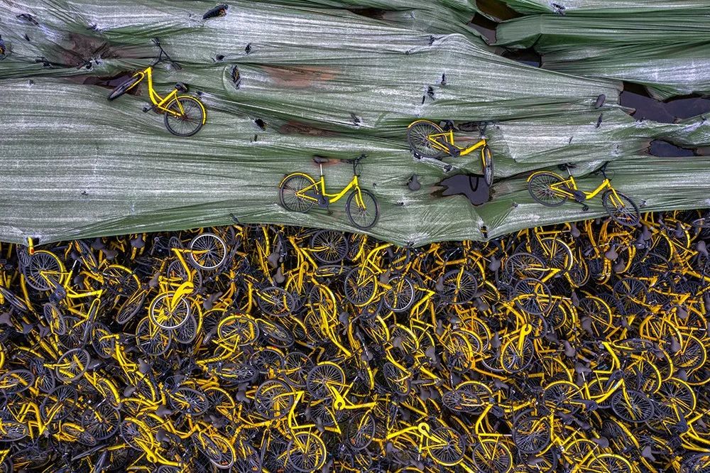 戴头盔小黄鸭电动玩具,戴头盔的摩托车玩具