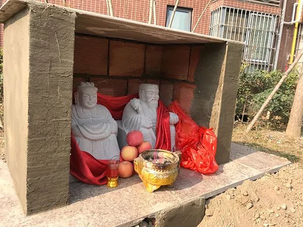 小区里突然钻出一个公园,小区突然冒出一堵墙