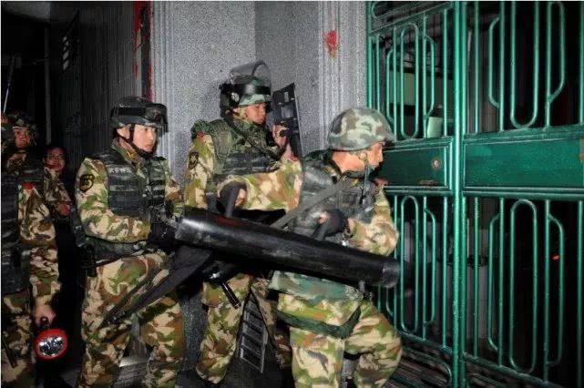 广东“*毒冰**教父”震撼内幕：4000警力开进他的地下王国，*毒冰**产量占全国1/3