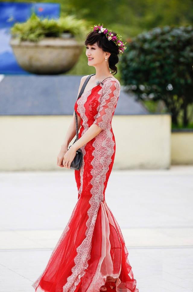 65岁赵雅芝白衬衫彩虹裙不老女神,赵雅芝63岁依然优雅长裙浪漫唯美