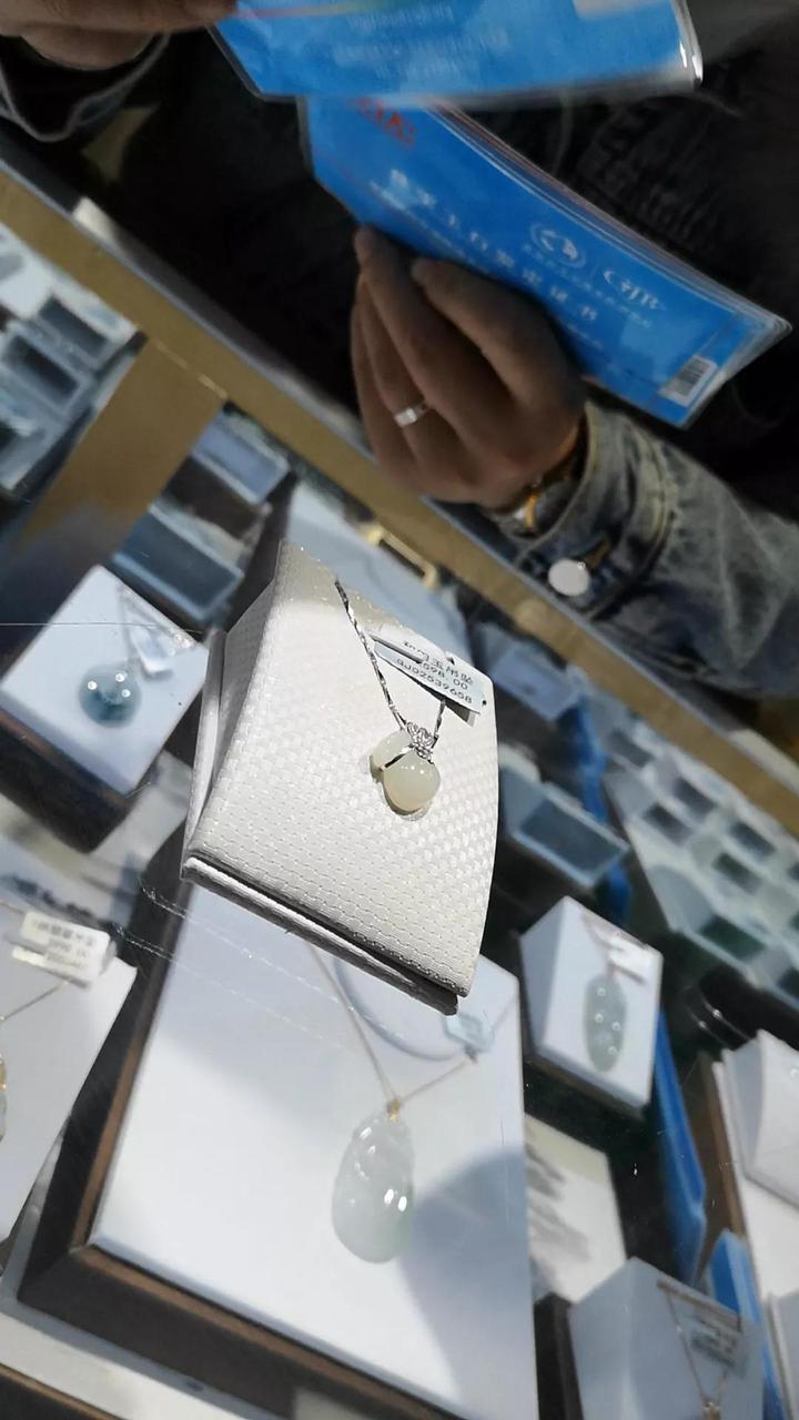 珠宝店抽奖券2000的玉是不是真的,别再上当了