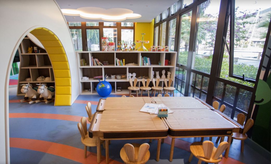 1200㎡透明泳池小红书点赞100w+,这家黄金海岸边的酒店才是海岛季首选