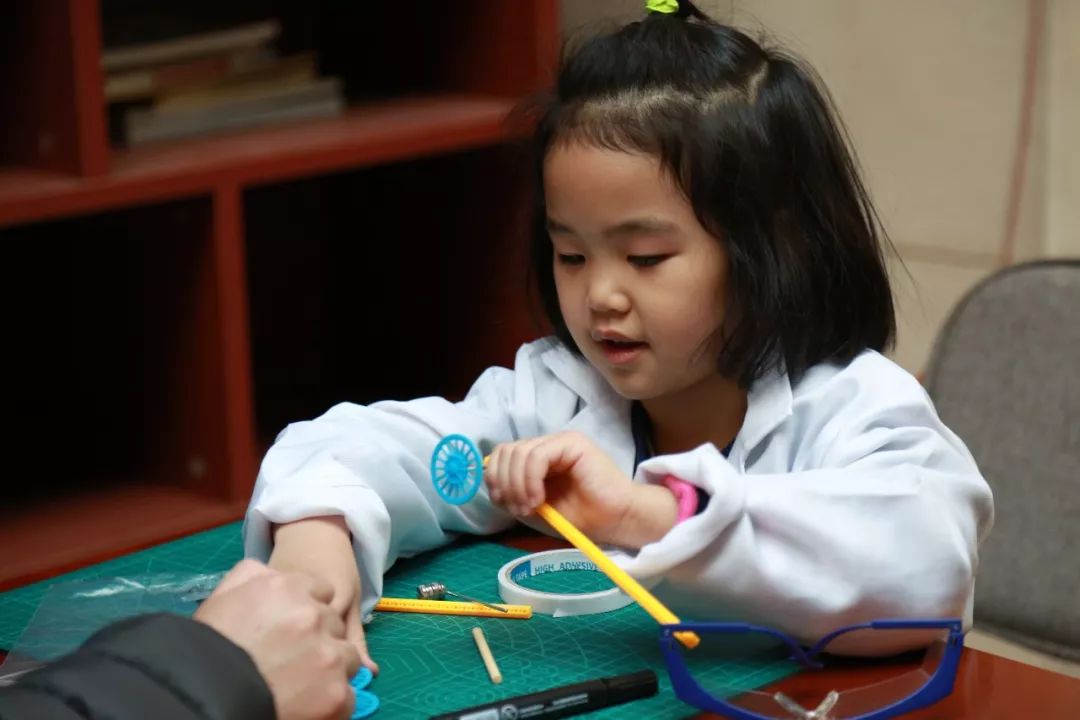 磁铁指南针是磁场产生的,磁场感应磁铁