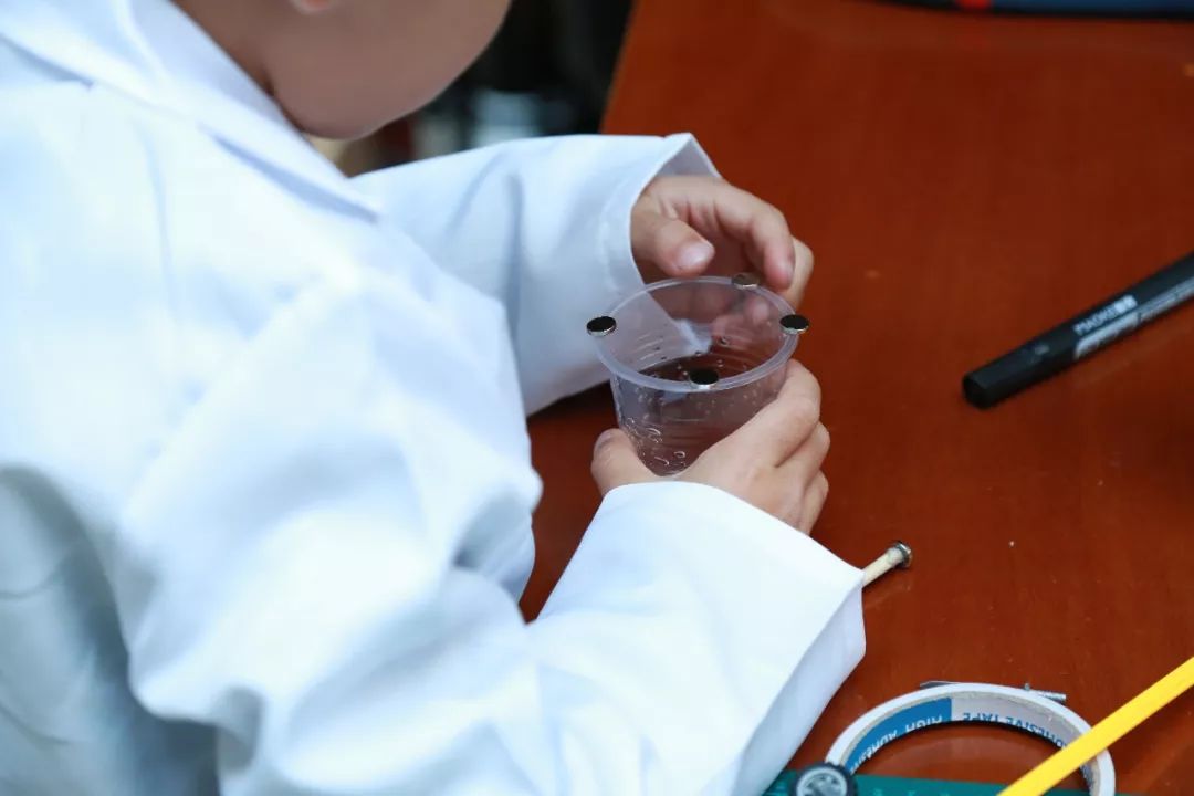 磁铁指南针是磁场产生的,磁场感应磁铁