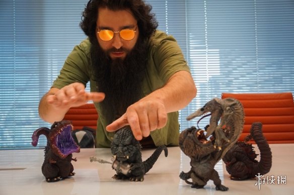 罗伯茨将一个超大的“金刚”送给小岛秀夫作为礼物！