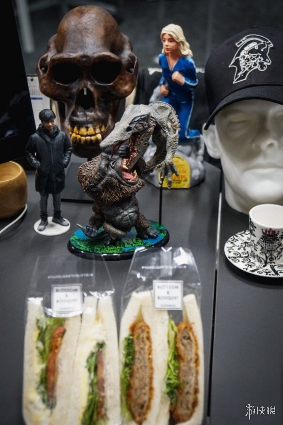 罗伯茨将一个超大的“金刚”送给小岛秀夫作为礼物！