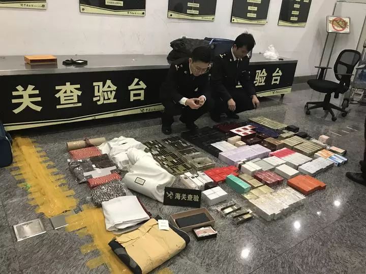 女通缉犯机场被抓,机场被海关移交缉私