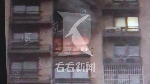 *防队消**员脱下大衣救助老人嘉定一小区民宅起火疑抽烟所致