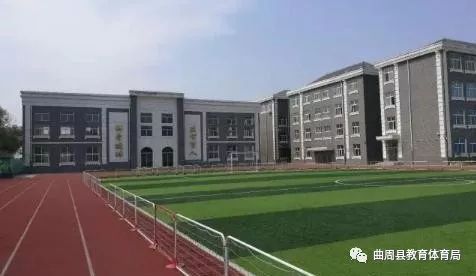 会客厅采访视频,栏目记者来到小学采访小学生