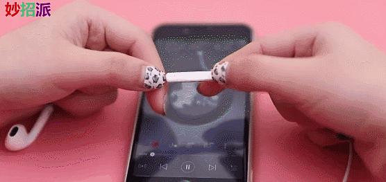 耳机只有一个按键功能介绍,耳机的隐藏功能只有一个按钮