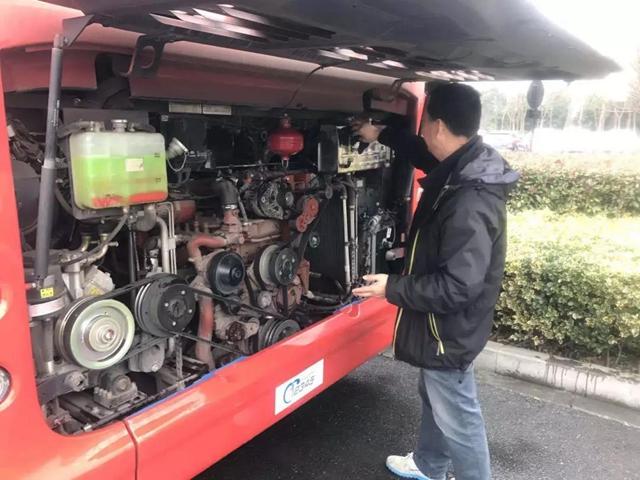 过年不回家坚守岗位的人,春节公交司机坚守