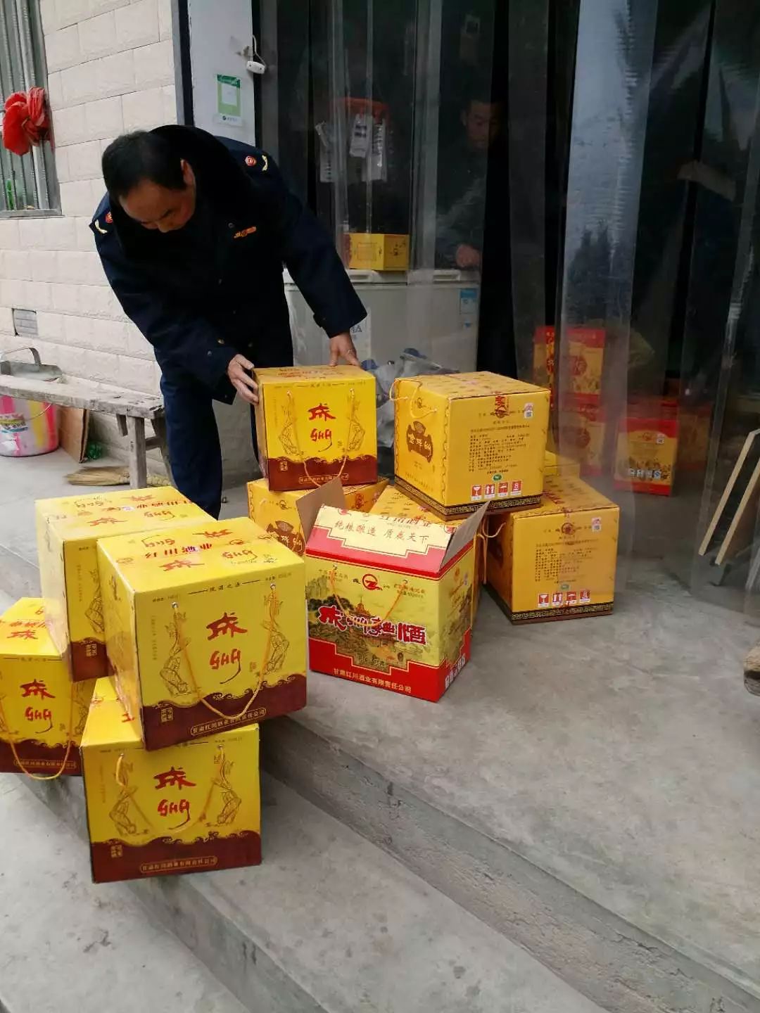 查获假冒牌白酒,查处假冒伪劣低价白酒