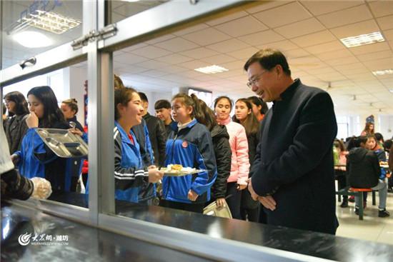 新春走基层情暖沁人心,新春走基层浓浓思乡情温暖回家路