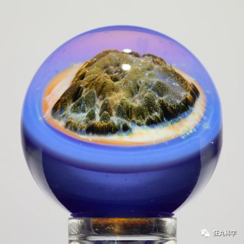 玻璃球里面的花纹是怎么回事,玻璃球中的花纹是如何印在里面的