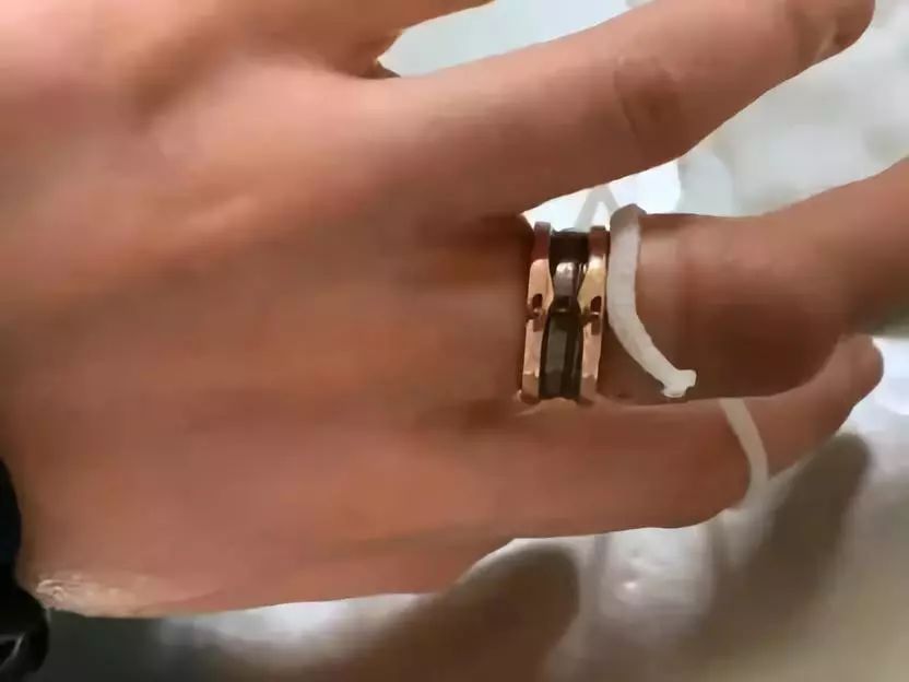 2月14日在美国锯戒指花7万！网友感叹：还是中国好……