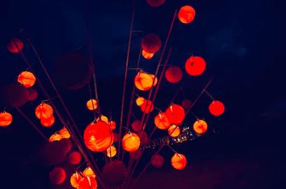 古人避开一切和黑暗有关的字眼，只用光与月为元宵命名