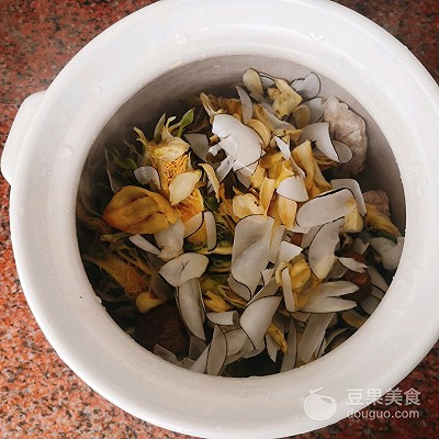 霸王花海底椰雪梨干煲汤,霸王花海底椰汤做法