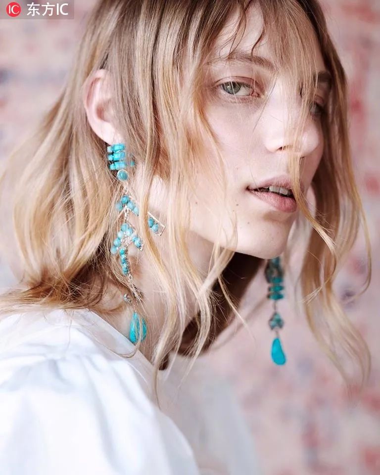 编辑实测：带大耳环耳朵疼不疼？