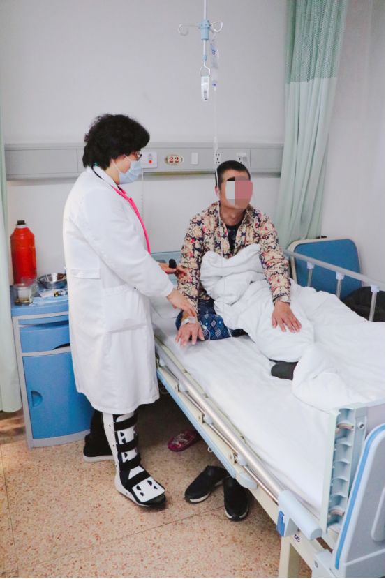 第五跖骨骨折不敢大胆走路,女孩子右足第4跖骨骨折