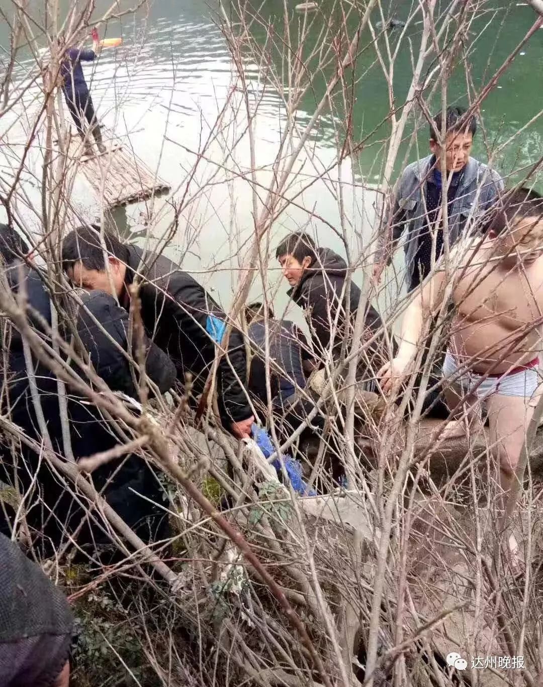 越野车冲下山沟受伤,越野车掉进桥下救援