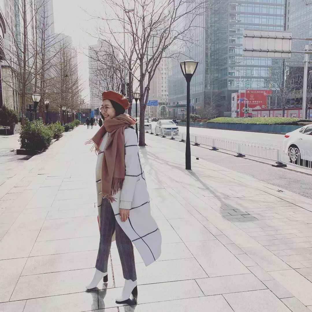 江疏影穿搭日常,照片中的江疏影身穿拼接格子衬衫