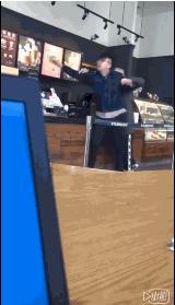 星巴克猫爪杯爆红背后,星巴克猫爪杯遭疯抢视频