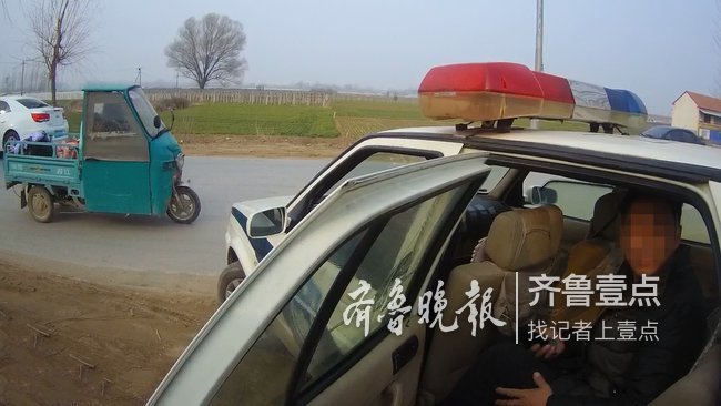 男子驾照被吊销上路被查,无知又大胆男子竟持假证处理违章