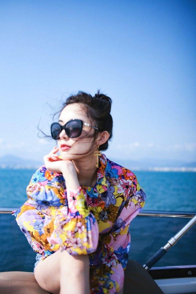 古力娜扎凌晨晒照白色荷叶边衬衫,古力娜扎荷叶边连衣裙