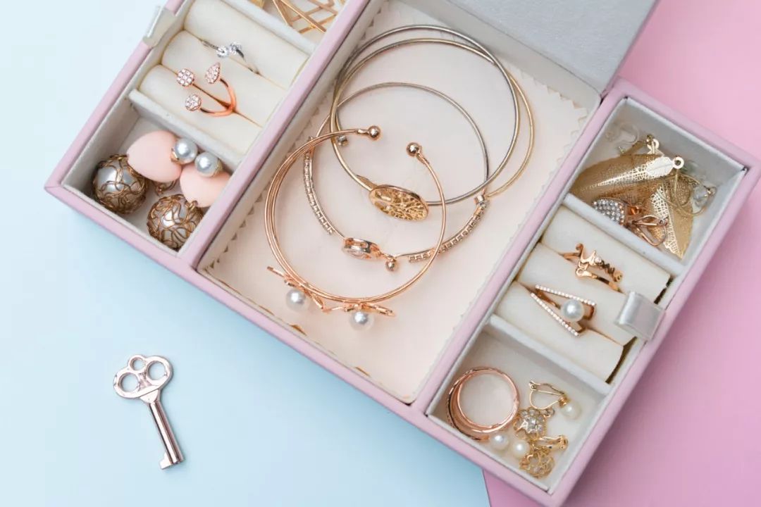 比起项链、耳环、戒指，女孩子更需要这个礼物|智黑智选