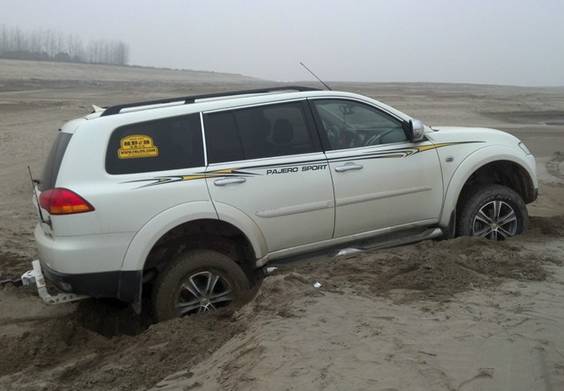 开车遇到泥路怎么解决,泥泞路上行驶需要注意什么