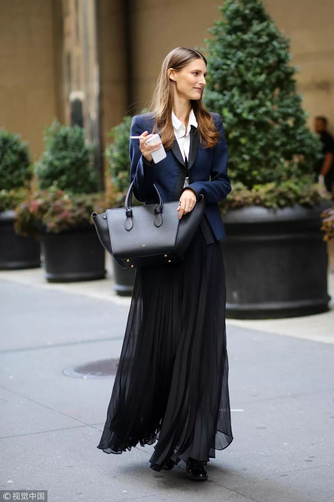 长百褶裙配黑色西装,百褶裙配西装领马甲