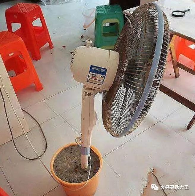 ▶昨天老妈教弟弟做作业,我弟不动脑筋思考,每道题都问...