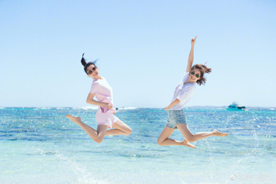 谢娜晒出与章子怡在海边的合影,章子怡与谢娜的照片