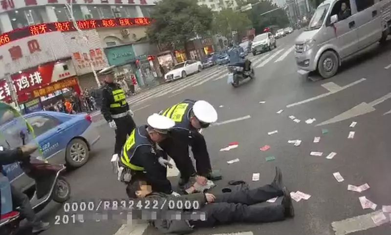 获赔百万*迁拆**款神志失常？男子两次当众抛撒百元大钞，还举刀寻短……