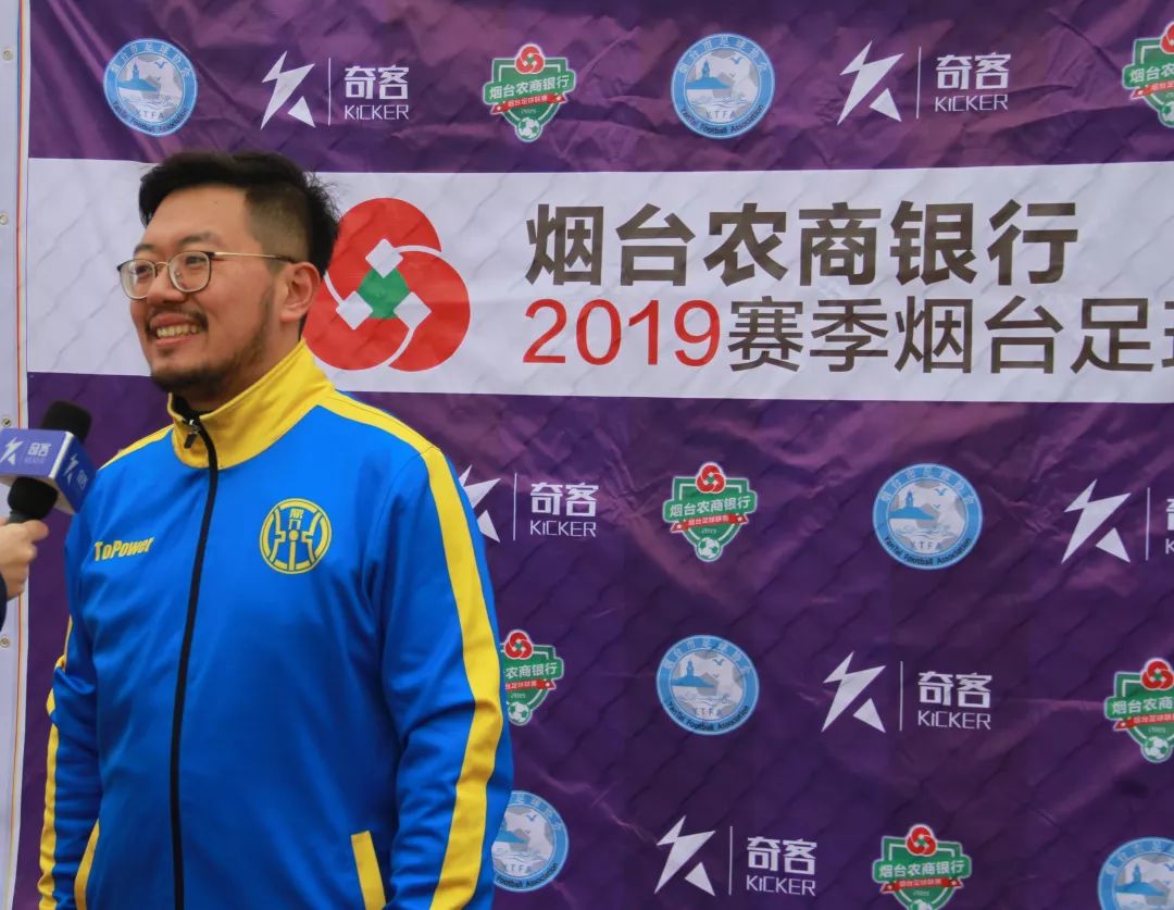 身影或许略显蹒跚，心中仍是追风少年——“烟台农商银行”最靓足球拍档展示就等你了！