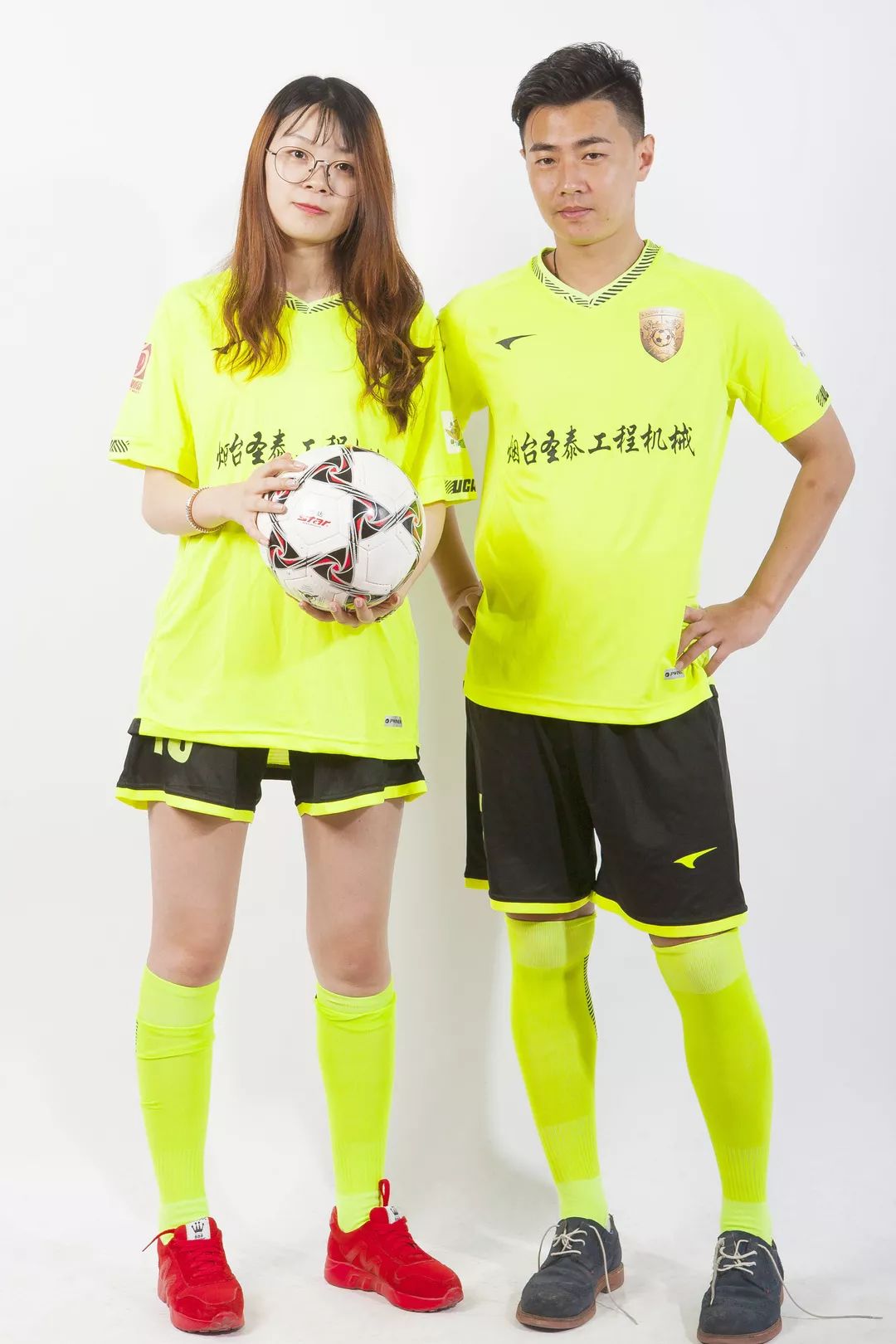 身影或许略显蹒跚，心中仍是追风少年——“烟台农商银行”最靓足球拍档展示就等你了！