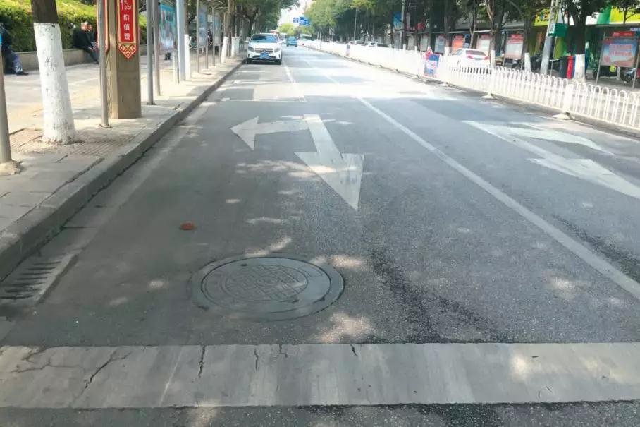 小心！昆明这条路右转道被国资泊位占用并道后必定压实线……