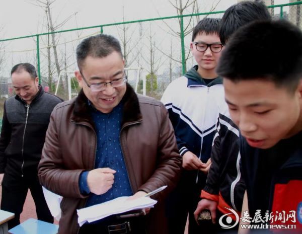 学雷锋日爱心义卖活动通知,雷锋精神燃起来爱心义卖暖校园