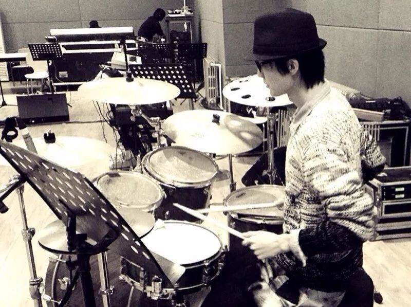 力压周杰伦、引领非主流、霸屏QQ空间…陪你长大的他，怎么混得这么惨？