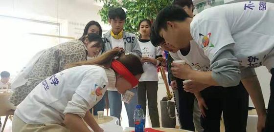 百名大学生争先恐后涌进体彩店，为了“打卡”？！