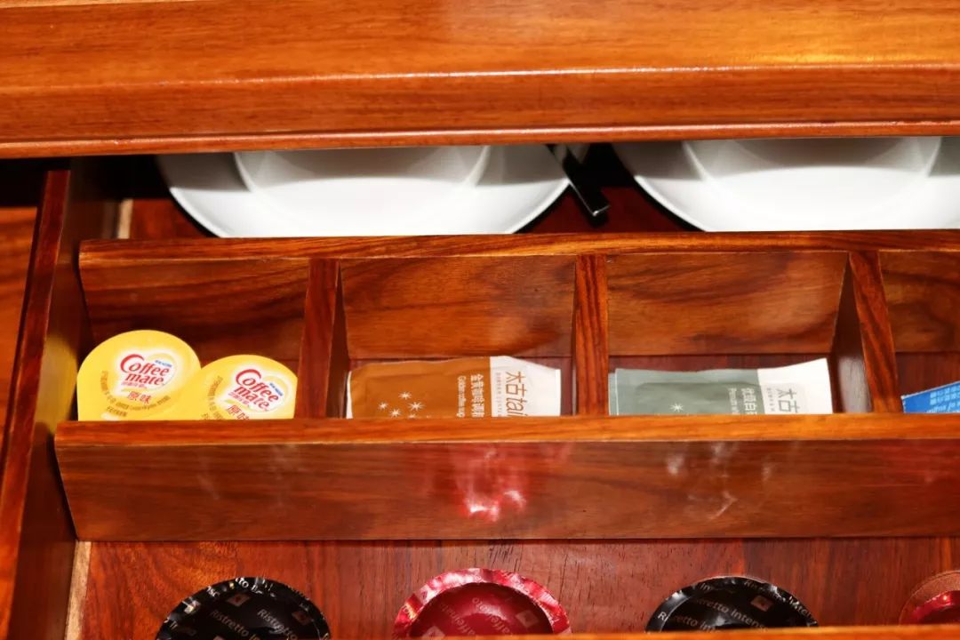 摇船前往酒店，睡在百花深处|杭州最仙儿的打开方式叫紫萱！